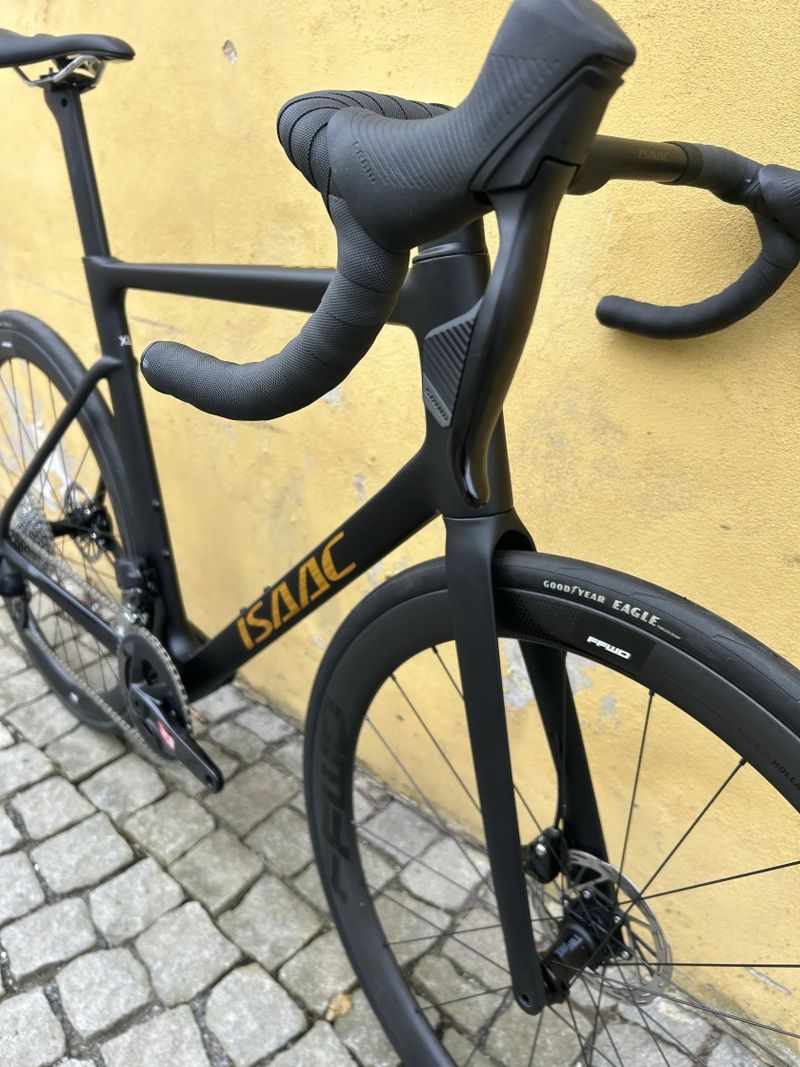 Isaac Boson Stone Black SRAM RIVAL AXS + karbonová kola FFWD TYRO 2 - NOVÉ KOLO