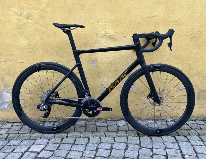 Isaac Boson Stone Black SRAM RIVAL AXS + karbonová kola FFWD TYRO 2 - NOVÉ KOLO