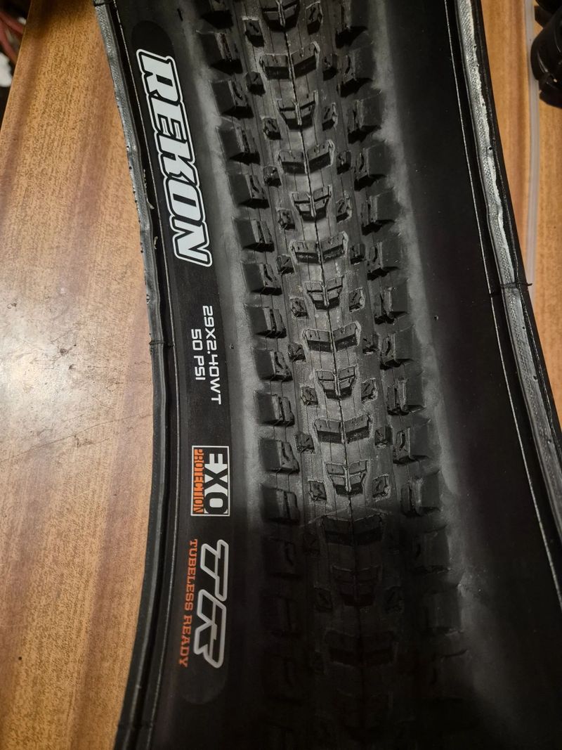 Schwalbe Racing Ralph a Racing Ray 29x 2.25 a Maxxis Rekon 29x 2.4