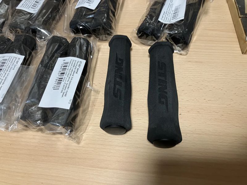 Nové 10 ksMTB gripy Sting ST-907 pěnové černé zabalené