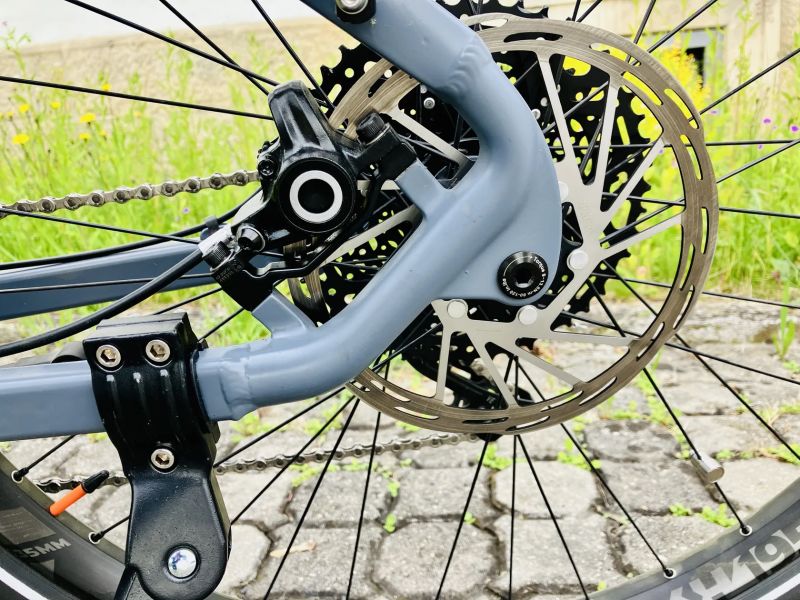 Unikátní custom stavba - terénní drtič, street fighter