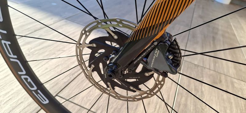 Merida Scultura 5000 provedeni Bahrain McLaren