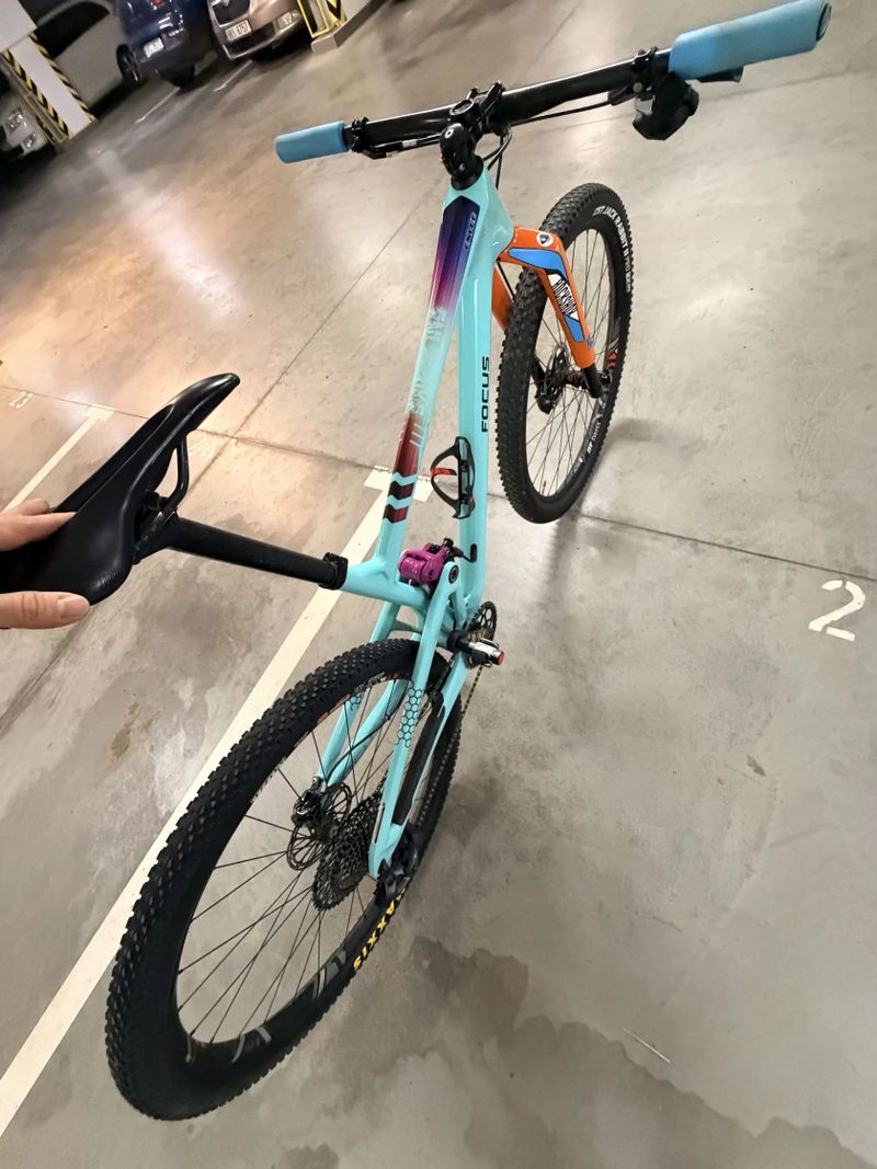 Focus O1E premium XX1 AXS vel.M