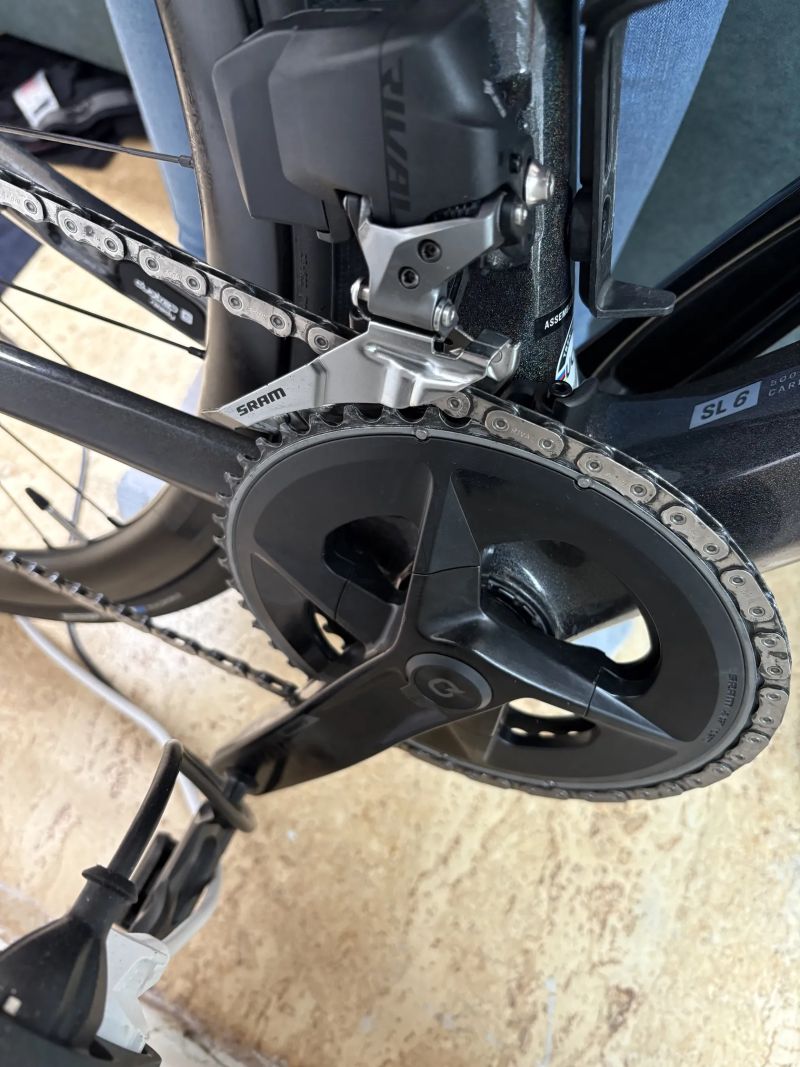 Trek Emonda SL 6 eTap - karbon, elektrické řazení SRAM Rival AXS 2x12