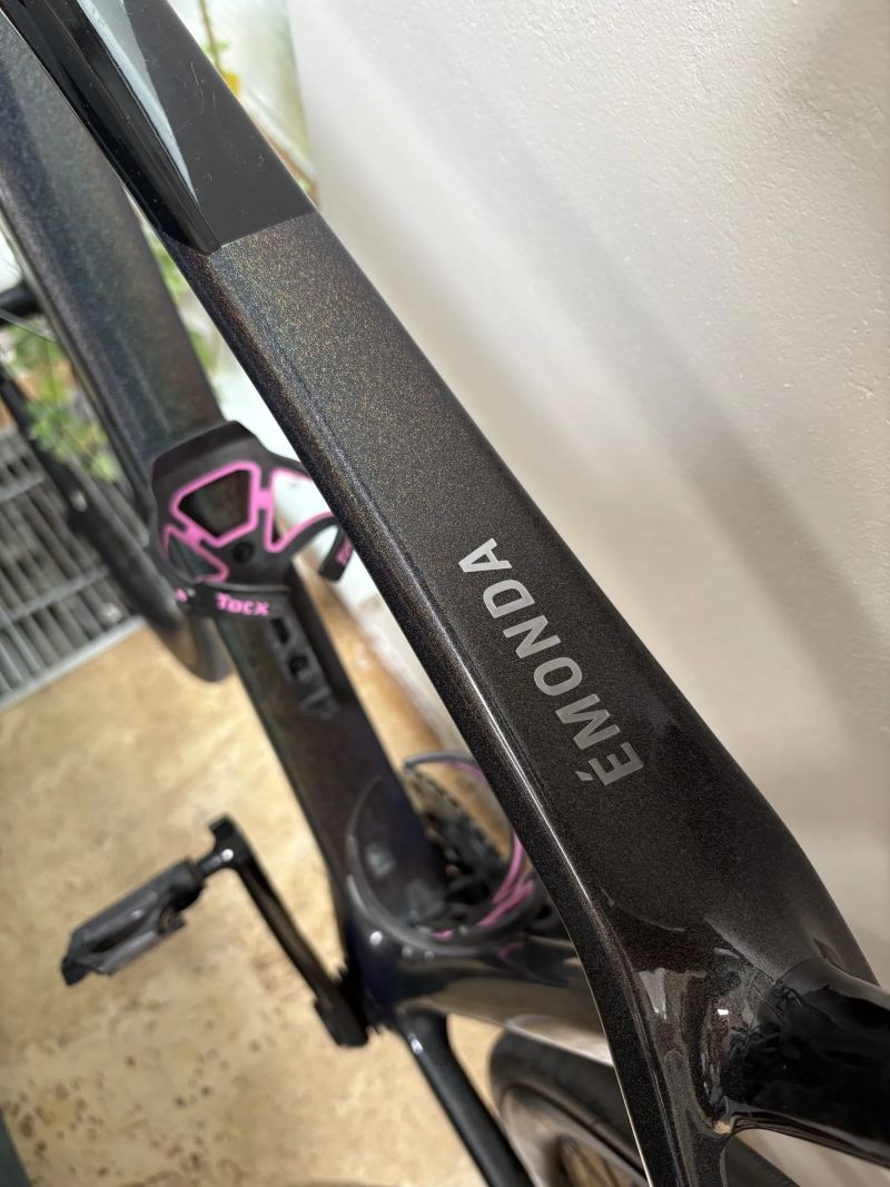 Trek Emonda SL 6 eTap - karbon, elektrické řazení SRAM Rival AXS 2x12