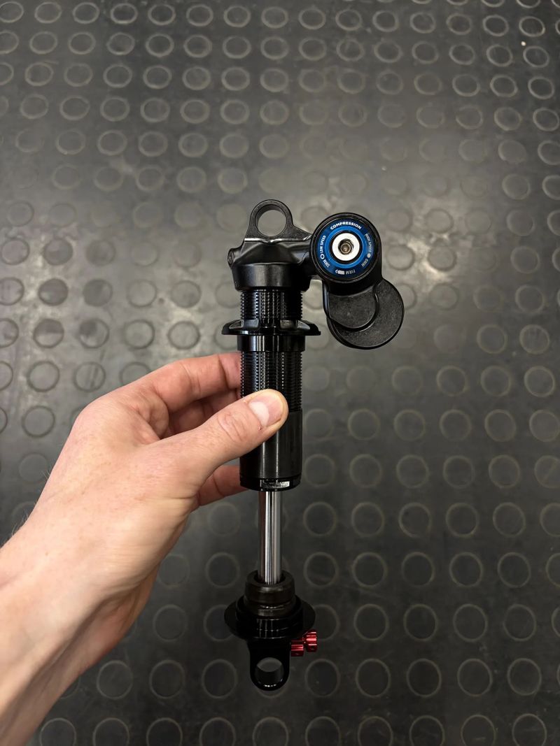 tlumič Fox DHX2 Factory s lockoutem (230x60-65)