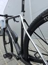 Gravel GHOST Asket CF 30th Limited SRAM XO AXS Transmission 28" - velikost L / Nové / RockShox Rudy