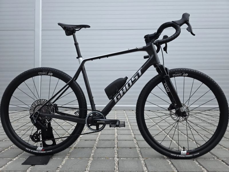 Gravel GHOST Asket CF 30th Limited SRAM XO AXS Transmission 28" - velikost L / Nové / RockShox Rudy