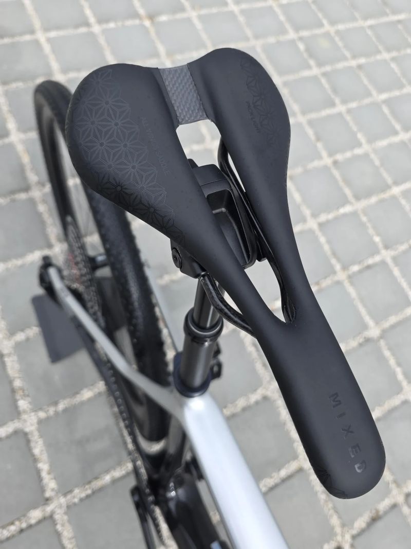 Gravel GHOST Asket CF 30th Limited SRAM XO AXS Transmission 28" - velikost L / Nové / RockShox Rudy