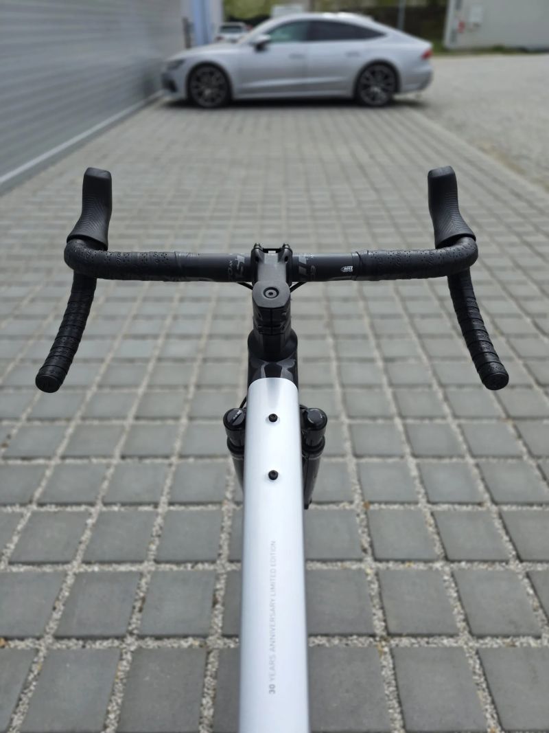 Gravel GHOST Asket CF 30th Limited SRAM XO AXS Transmission 28" - velikost L / Nové / RockShox Rudy