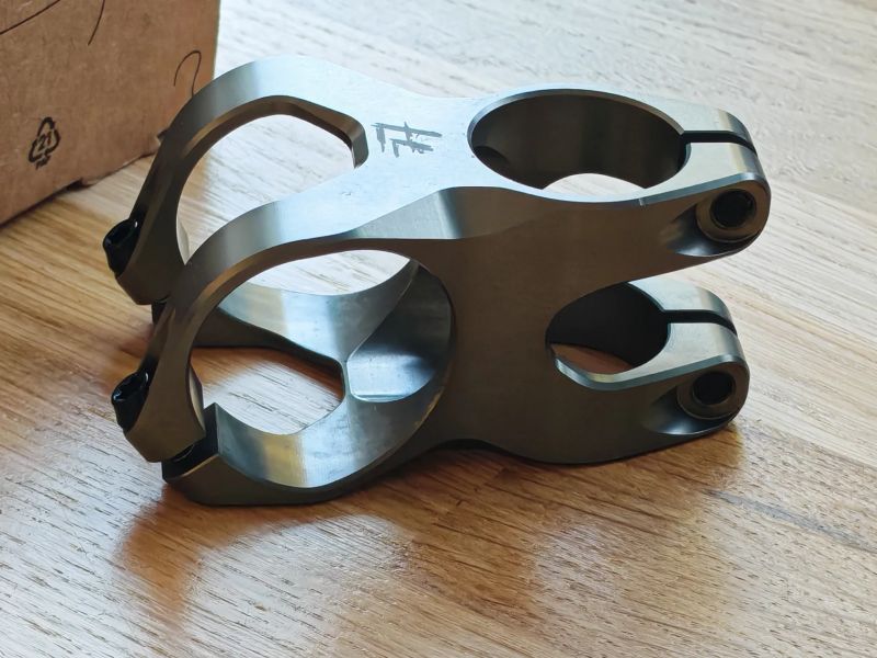 představec 77designz One Piece Stem, délka 35mm, průměr 35mm, 0° sklon, váha 74g!