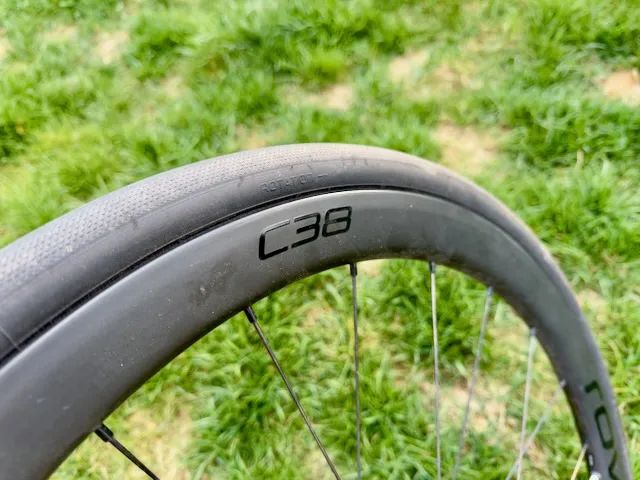 Zapletená karbonová silniční kola Roval C38