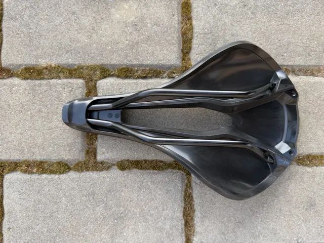 Sedlo Specialized Power Comp 143mm