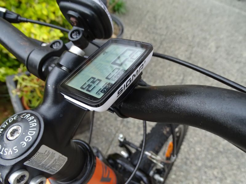 Rock Machine Surge 24" + cyklocomputer Sigma