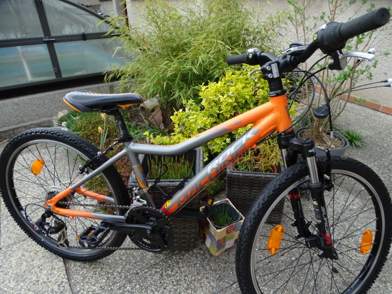 Rock Machine Surge 24" + cyklocomputer Sigma