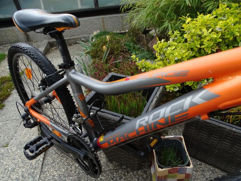 Rock Machine Surge 24" + cyklocomputer Sigma