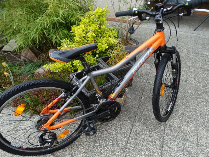 Rock Machine Surge 24" + cyklocomputer Sigma