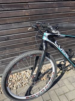 Závodní karbonové kolo Cube, váha 8,5 kg, 130-150 cm