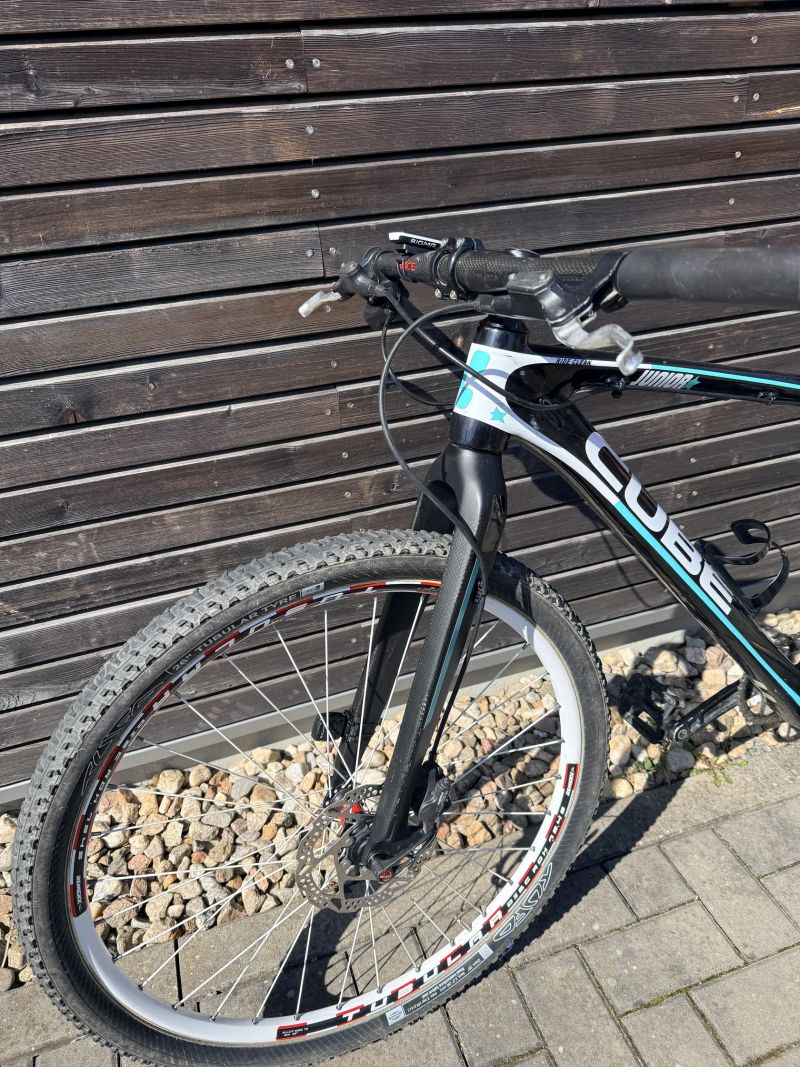 Závodní karbonové kolo Cube, váha 8,5 kg, 130-150 cm