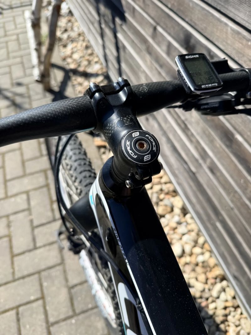 Závodní karbonové kolo Cube, váha 8,5 kg, 130-150 cm