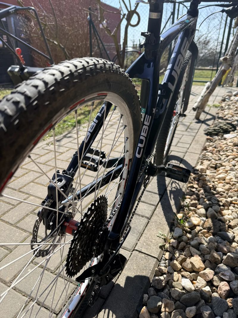 Závodní karbonové kolo Cube, váha 8,5 kg, 130-150 cm