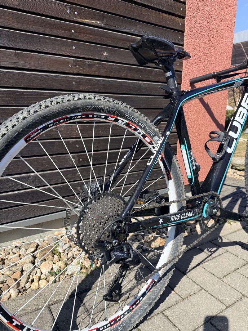 Závodní karbonové kolo Cube, váha 8,5 kg, 130-150 cm