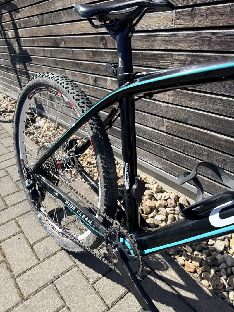 Závodní karbonové kolo Cube, váha 8,5 kg, 130-150 cm