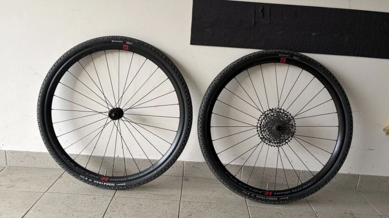Zapletená gravel kola Fulcrum rapid red 900 + pláště Continental 40 mm