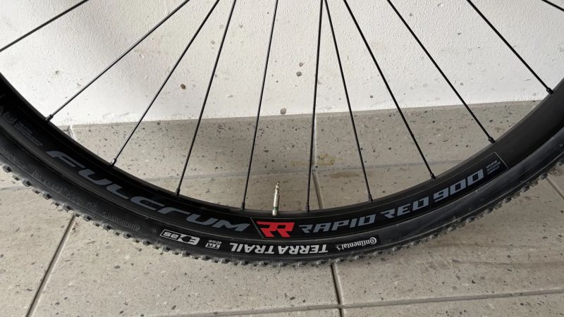 Zapletená gravel kola Fulcrum rapid red 900 + pláště Continental 40 mm