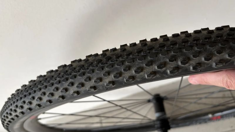 Zapletená gravel kola Fulcrum rapid red 900 + pláště Continental 40 mm