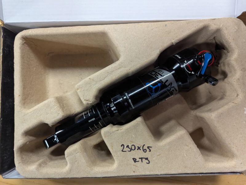 RockShox Deluxe RT3 230/65 mm po kompletní repasi
