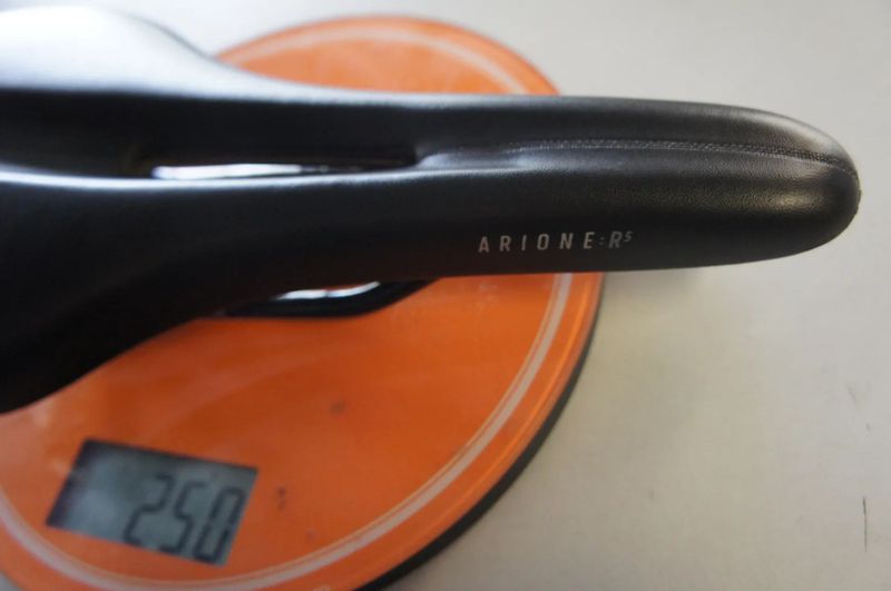Fizik Arione R5 Open Large sedlo