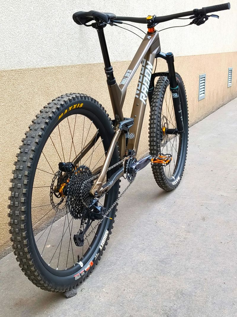 Radon SLIDE TRAIL 8.0 CF Carbon vel. M zdvihy 150/150 mm TOP STAV