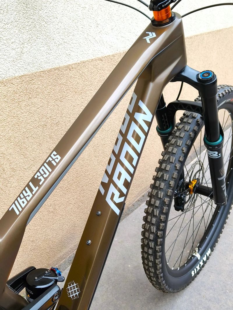 Radon SLIDE TRAIL 8.0 CF Carbon vel. M zdvihy 150/150 mm TOP STAV