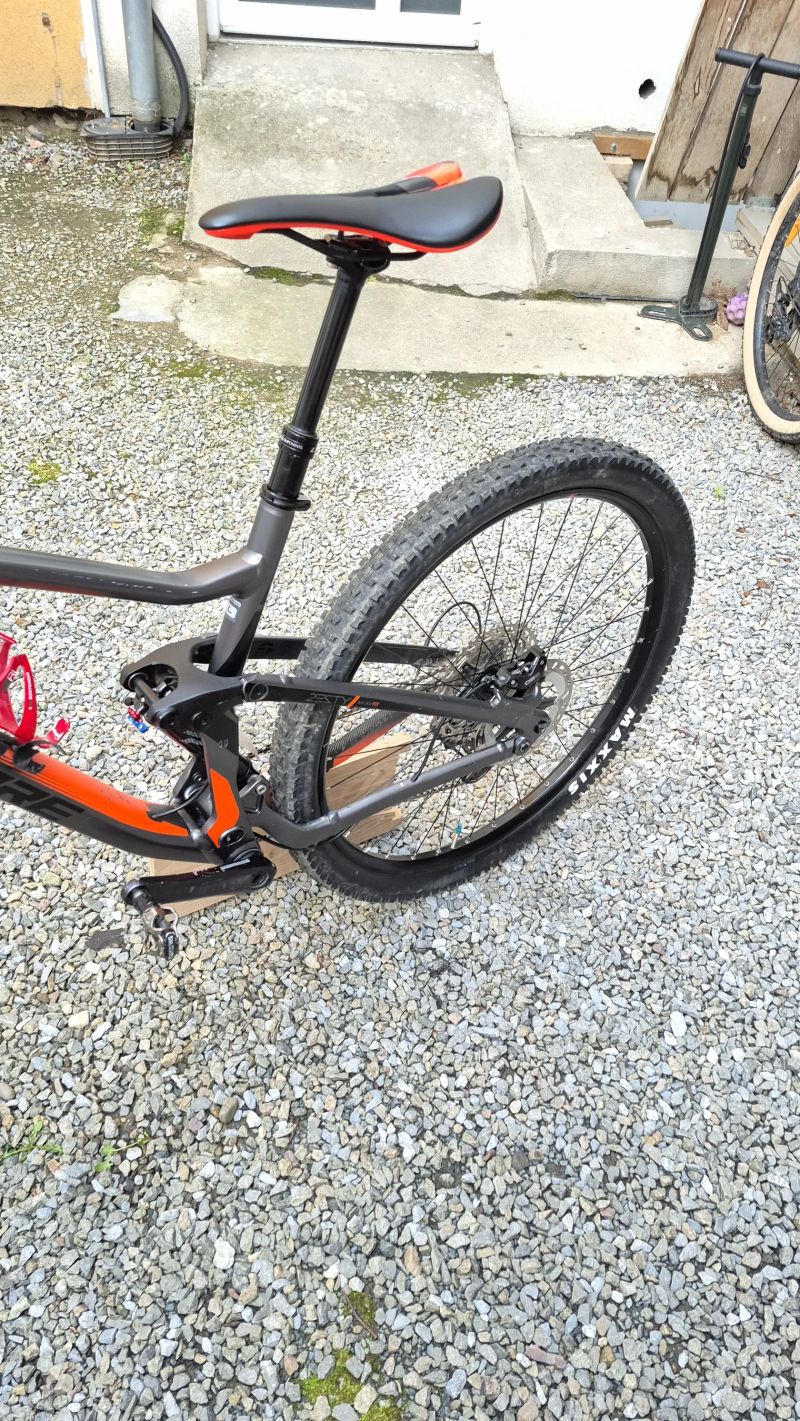 Lapierre Zesty 29", 140 mm, Shimano XT, SRAM DB8, teleskopická sedlovka