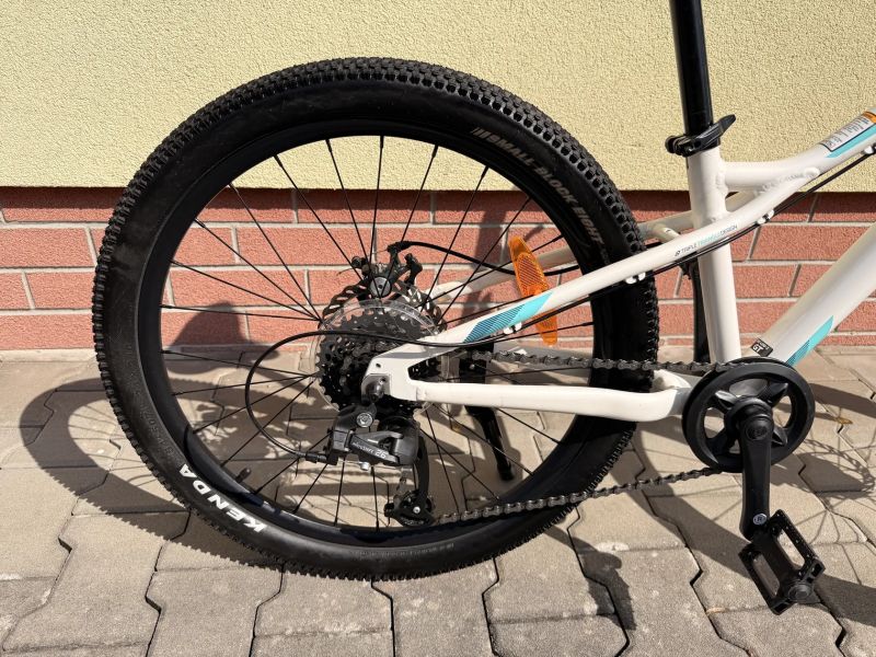 GT Stomper Ace 24 pearl white 8-12 let