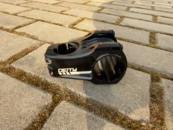 Představec Deity Cooperhead pro 35mm řídítka, délka 50mm