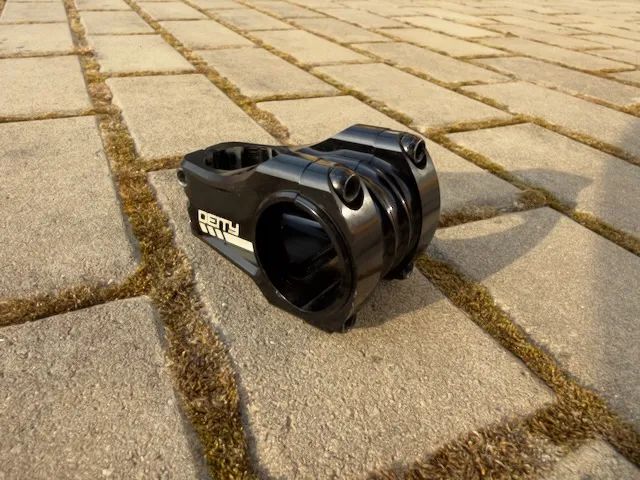 Představec Deity Cooperhead pro 35mm řídítka, délka 50mm