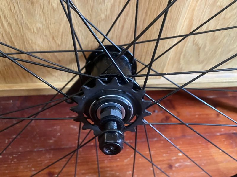 Zadní kolo Santafixie, 30mm ráfek, s brzdou typu coaster (torpédo)