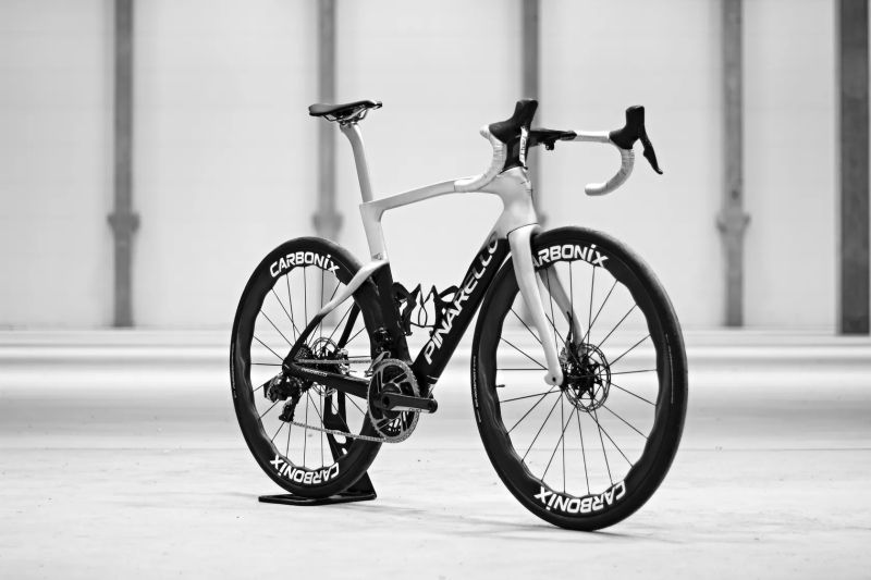 Pinarello Dogma F Plutonium Flash, Sram Red AXS Etap, Powermeter