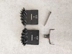 zcela nové brzdové destičky Shimano J05A-RF (s chladičem)