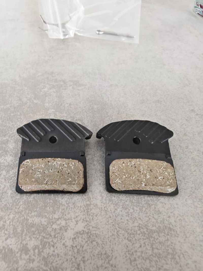 zcela nové brzdové destičky Shimano J05A-RF (s chladičem)