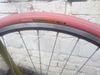 Silniční ocelové kolo velikosti 54 cm a na kolech 28" a 26 x 622mm pláštích.