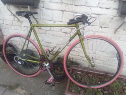 Silniční ocelové kolo velikosti 54 cm a na kolech 28" a 26 x 622mm pláštích.