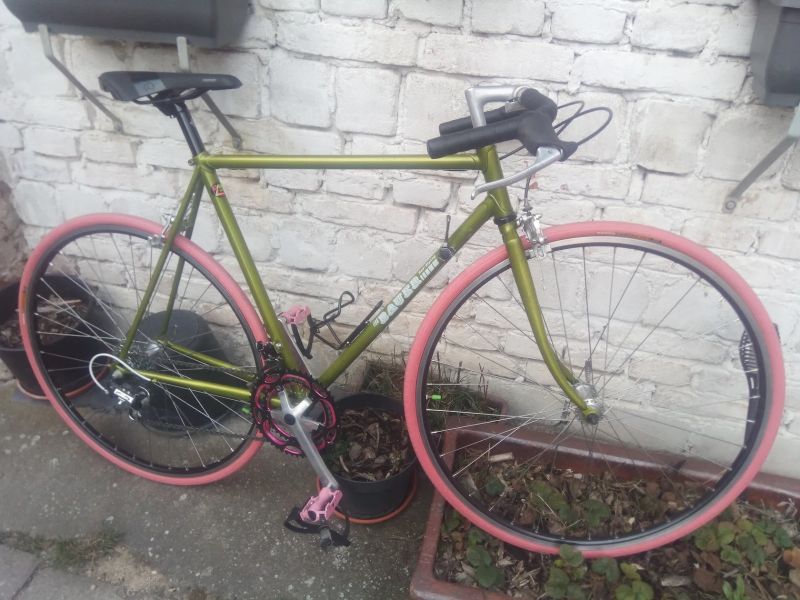 Silniční ocelové kolo velikosti 54 cm a na kolech 28" a 26 x 622mm pláštích.