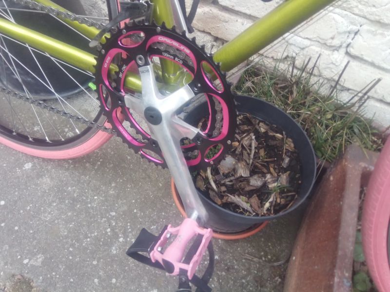 Silniční ocelové kolo velikosti 54 cm a na kolech 28" a 26 x 622mm pláštích.