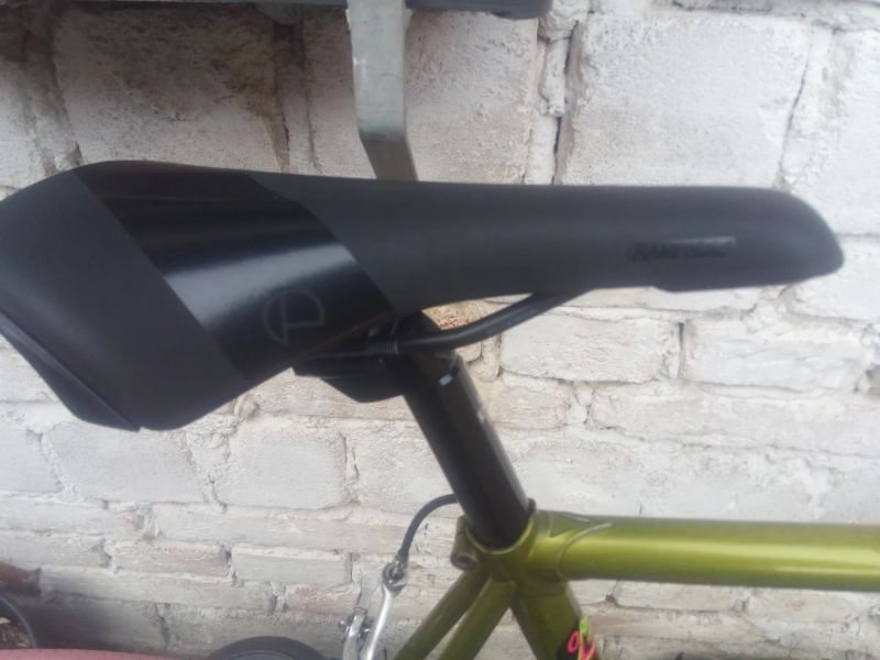 Silniční ocelové kolo velikosti 54 cm a na kolech 28" a 26 x 622mm pláštích.