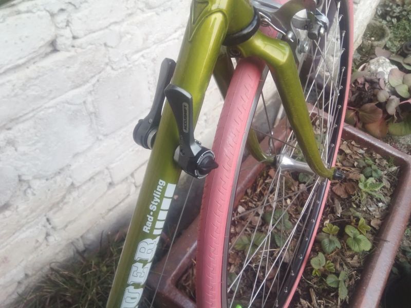 Silniční ocelové kolo velikosti 54 cm a na kolech 28" a 26 x 622mm pláštích.