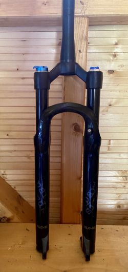 Odpružená vidlice 52parts RLC-32