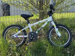 Dětské kolo Frog 44 / 16”, lehké, náhradní pláště